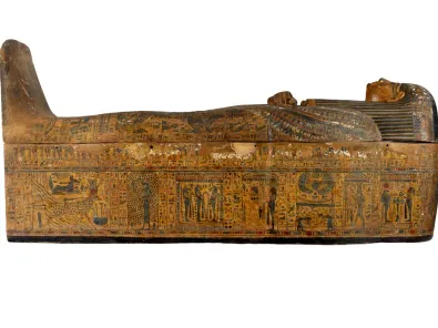  Vue de profil sur le sarcophage allongé d'une chanteuse d'Amon de Karnak