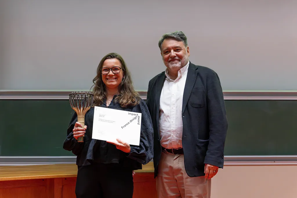Paul Perpère, Directeur du réseau national de l’INPI remet le prix « Solutions du quotidien » à Elisa Romieu, innovation designer chez l’EclozR pour le projet « Vaguelette » développé par l’entreprise IMPACTR