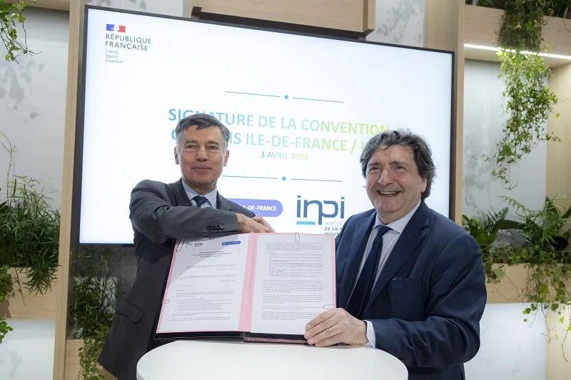 Pascal Faure et Dominique Restino, président de la CCI Paris Ile-de-France signent une convention