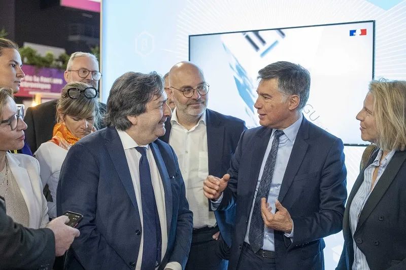 De gauche à droite : Christel Grillet, Secrétaire du Bureau du Conseil supérieur du notariat, Céline Deschamps, Porte-parole du Bureau du Conseil supérieur du notariat, Dominique Restino, Président de la CCI Paris Ile-de-France, Damien Charrier, Président du Conseil National de l’Ordre des Experts-Comptables, Pascal Faure, Directeur Général de l’INPI, Paola Fabiani, Vice-présidente du MEDEF.