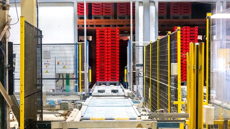 L’équipe d’Ÿnsect élève des insectes dans des fermes modulaires verticales constituées de grands bacs empilés. © OEB