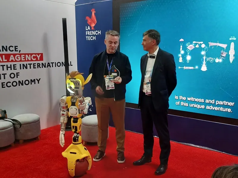 Remise du prix Hardware par Pascal Faure à Enchanted Tools.