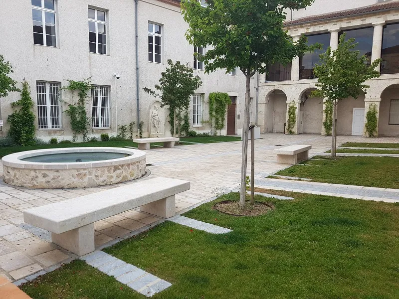 Mairie d'Agen ; cour en pierres de Vianne ; © Association Pierres Naturelles Nouvelle-Aquitaine