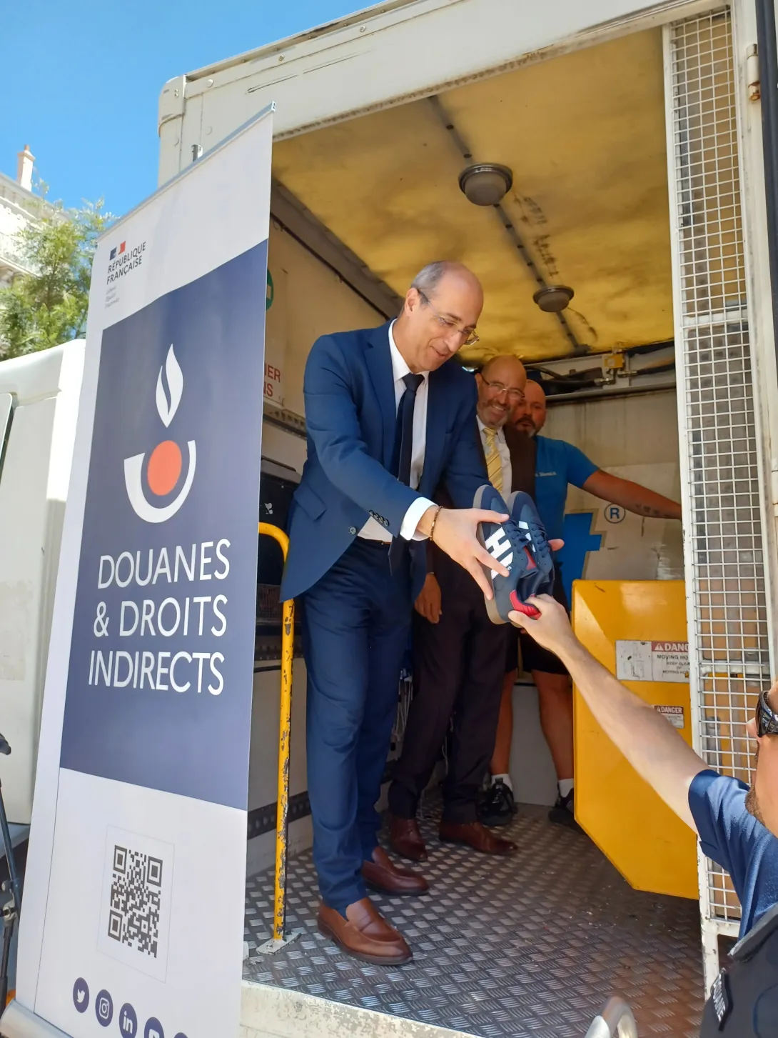 Eric Catapano et Christian Taricco lors de la destruction de produits contrefaisants.