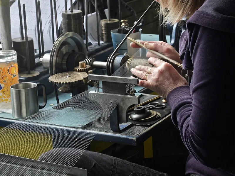 Remplissage des bobines de fils © E Breitbart