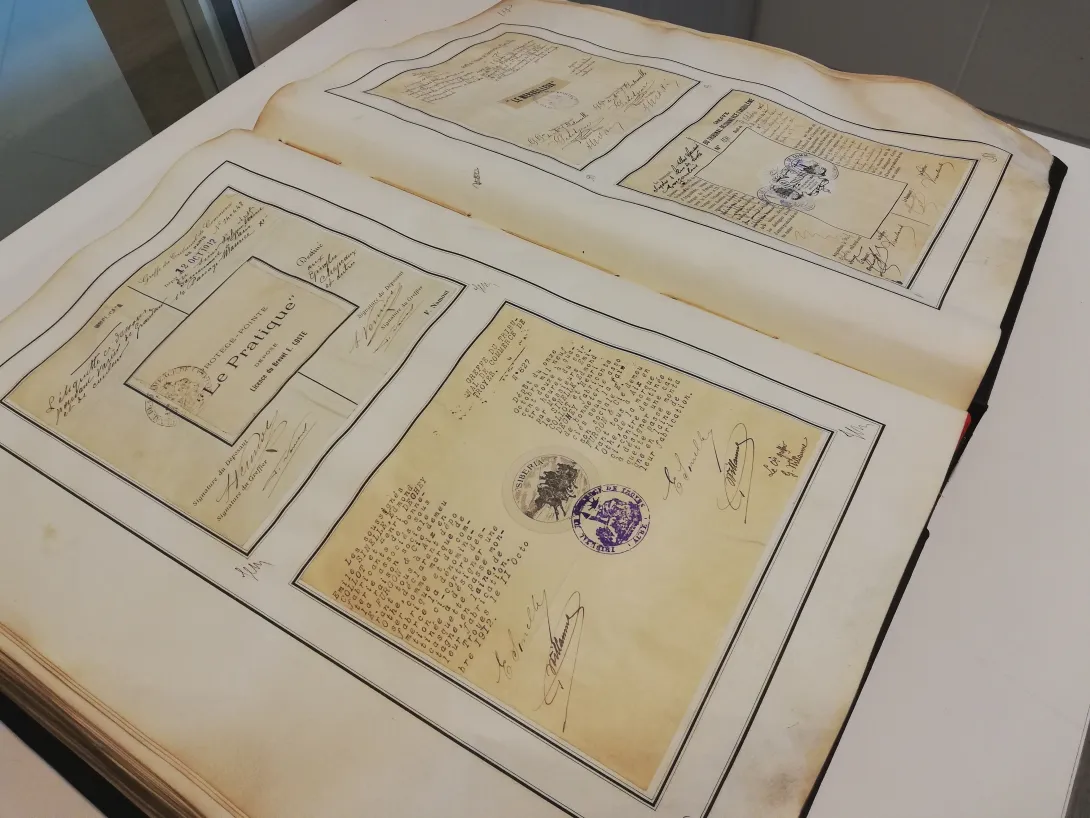 Sur chaque page des registres, les formulaires originaux de dépôts sont collés deux par deux